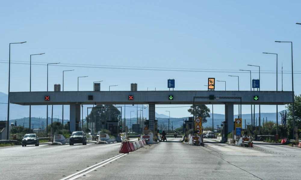 Άγρια καταδίωξη διακινητή μεταναστών στην Εγνατία Οδό - Πάει ανάποδα και σπάει την μπάρα